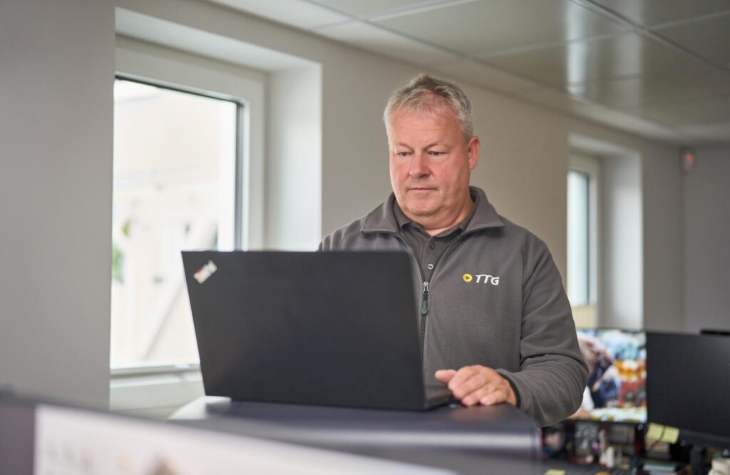 TTG-Techniker richtet eine KI-Automatisierung ein