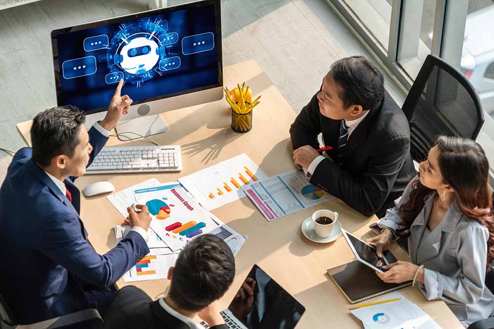 Team bespricht KI-gestützte Analysen im Business-Meeting.