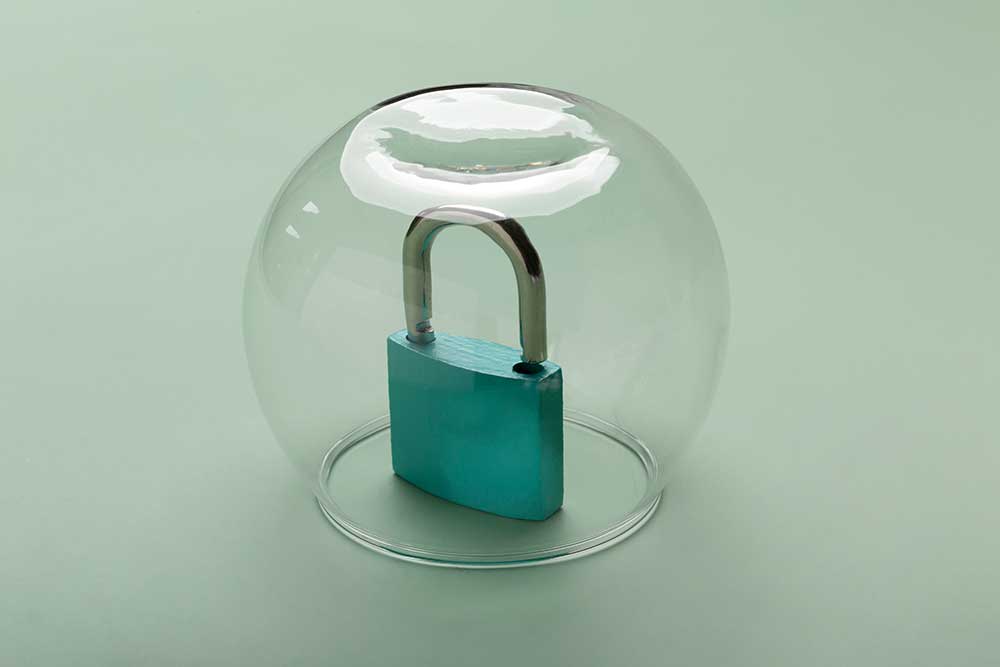 Vorhängeschloss unter Glaskuppel als Symbol für IT-Sicherheit und Schutz